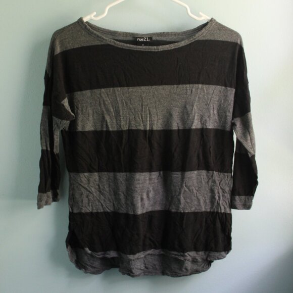 Black and gray flowy top, quarter length sleeves. Rue21. size M - Picture 1 of 3